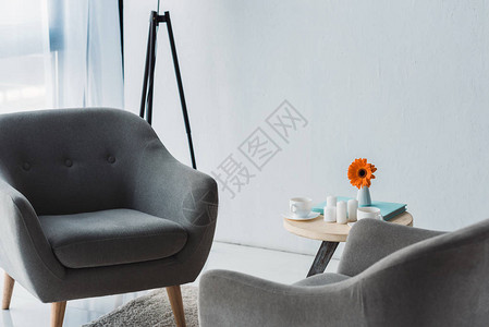 浅色调的舒适办公室配有灰色椅子和桌子图片