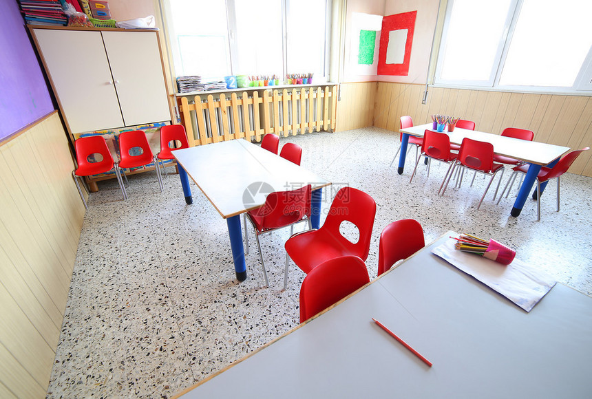 教室内有课桌和小红图片