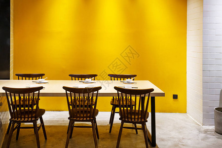 豪华餐厅的优雅餐桌图片