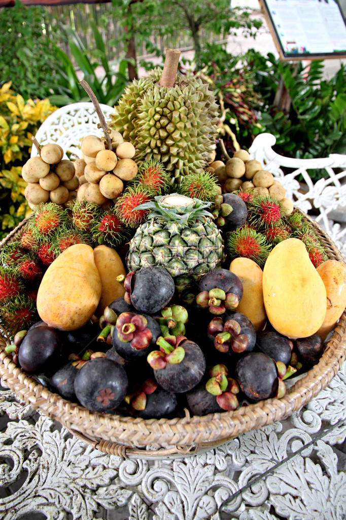 篮子中的许多水果是泰图片