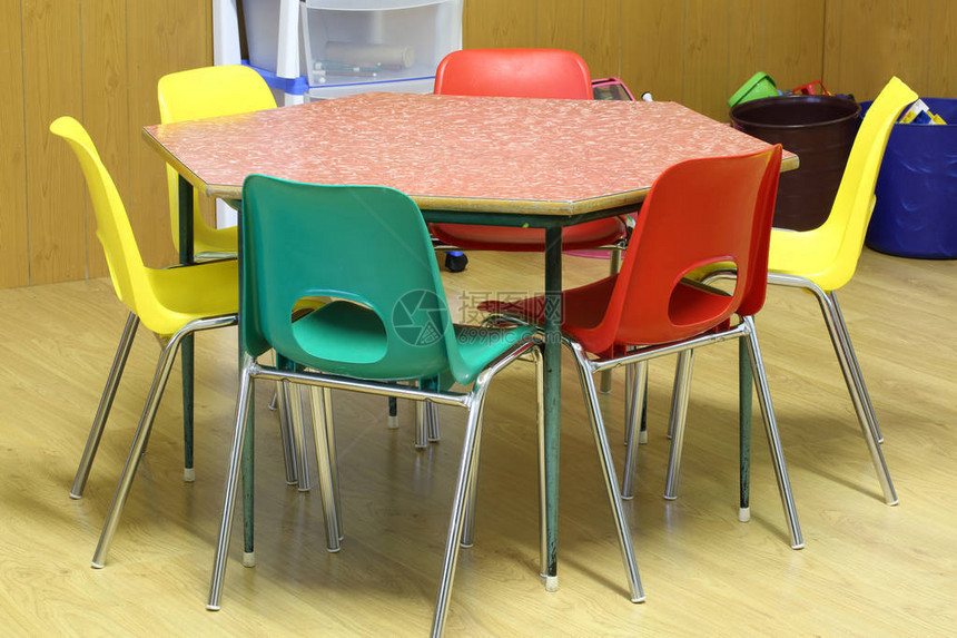 镶木地板小学六角桌和小椅子图片