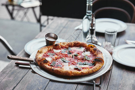 餐厅金属托盘上的美味披萨马格赫图片