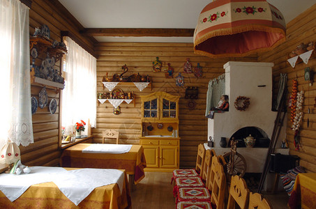 以古典俄罗斯小屋风格制作的餐厅图片
