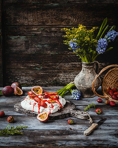 木板上美味的草莓和水果甜瓜蛋糕桌图片