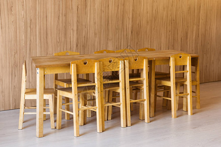 幼儿园房间的木桌和小椅子背景图片