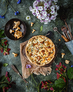 木桌上放着蘑菇和盆花的开胃乳蛋饼的顶视图图片