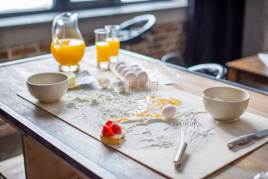 健康早餐和厨房餐桌上用具的新鲜图片