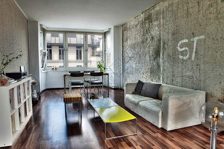 自然光照亮的柏林公寓客厅的广角视图从背景中的窗户可以看到著名图片
