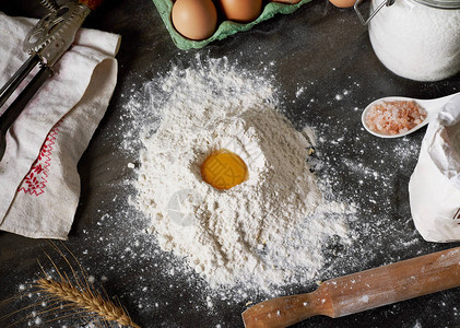 用鸡蛋和面粉烘焙图片