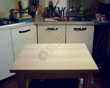 厨房模糊背景上的木桌图片