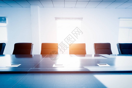 一个空的会议室和会议桌图片