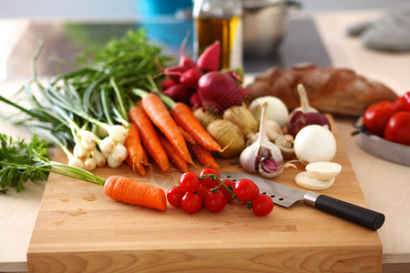 新鲜有机蔬菜放在桌上图片
