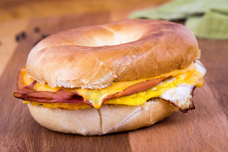 火腿和奶酪早餐三明治在木桌图片