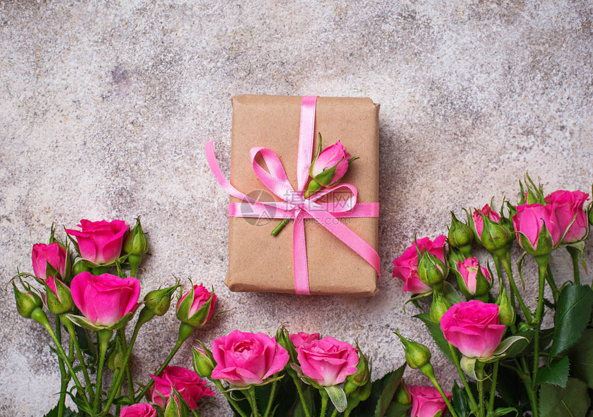 粉红玫瑰和带丝的礼品盒顶视图图片