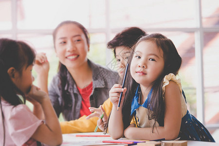 亚裔女孩在幼儿园图片