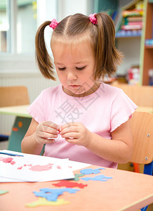 小女孩在幼儿园玩橡皮泥图片