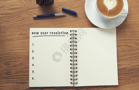咖啡杯和新年溶液的笔记本图片