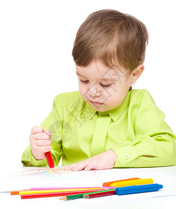 小男孩在用蜡笔画孤图片