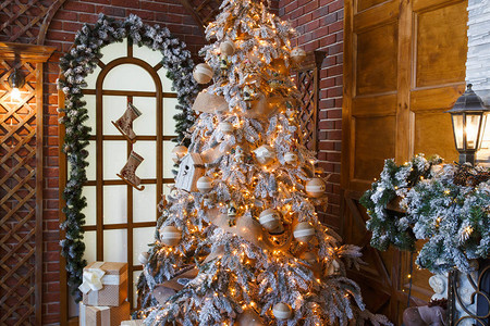 圣诞魔法美丽的装饰白色圣诞树在舒适的客厅闪亮的灯光小玩意和花环寒假神奇的气氛现代设计和装背景图片