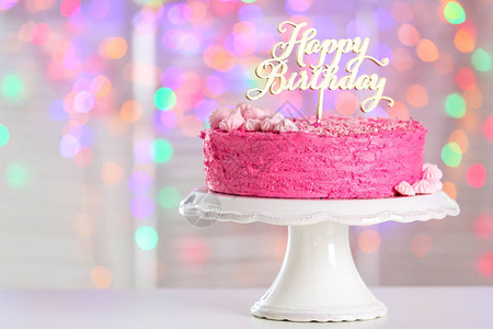 与美味的生日蛋糕站在桌上面图片