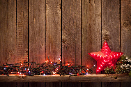 圣诞灯光和木墙背景图片