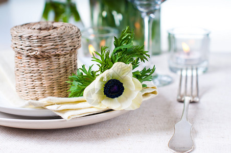 花朵装饰的婚礼餐桌图片