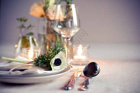 白花和蜡烛的餐桌装饰图片