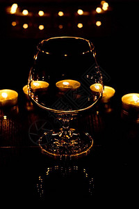 带有蜡烛和玻璃的浪漫背景黑暗的静止生图片