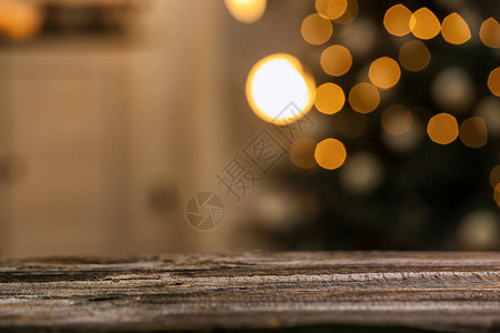 木桌与模糊的圣诞内饰的特写视图图片