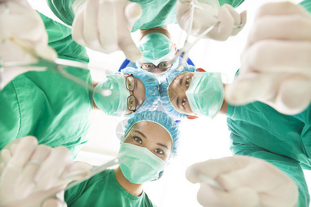 外科医生和助手使用手术器械图片