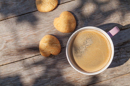 花园桌上的咖啡杯和饼干图片