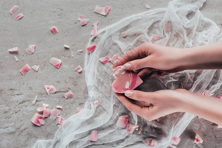 在大理石表面白纱布上用粉红心型肥背景图片