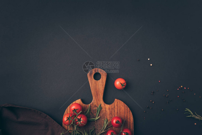 灰色表格上樱桃番茄和芬乃图片