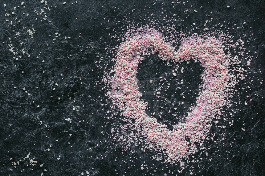 粉红海盐用于在黑大理石图片