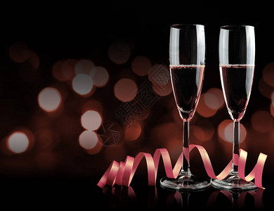 两杯香槟和丝带庆祝活动图片