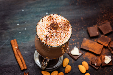 巧克力和坚果的深色背景上的咖啡巧克力冰沙选择焦点奶昔蛋白质饮食健图片