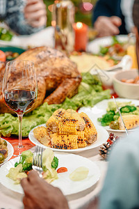感恩节餐桌上美味菜肴的特写镜头图片