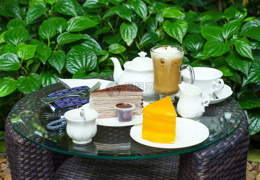 下午休息咖啡茶巧克力大便蛋糕和在花园桌图片