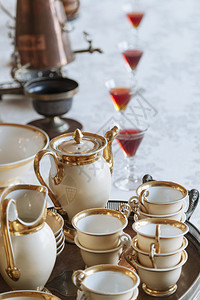 Porcelain茶杯和Wine玻璃庆图片