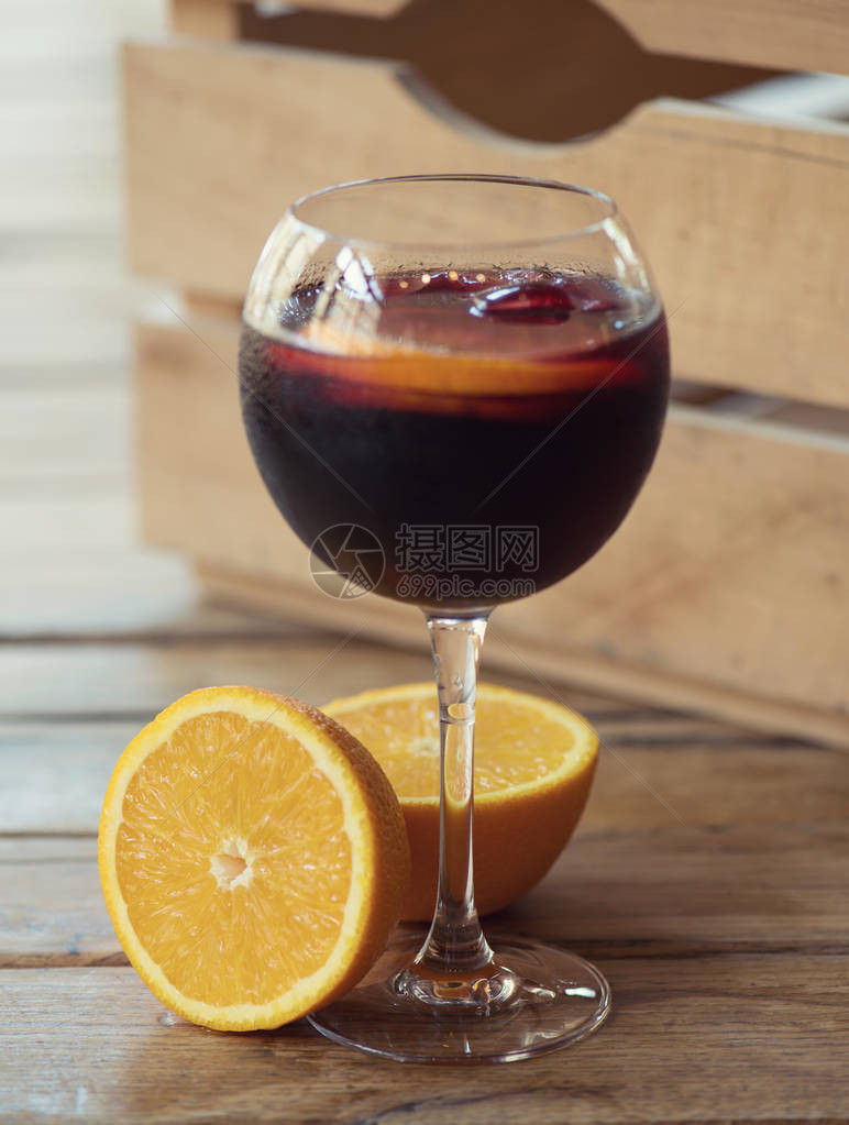 酒杯中西班牙的桑格丽雅木制图片