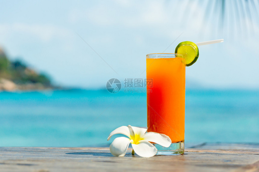 热带橙色鸡尾酒洋底有普卢梅里或图片