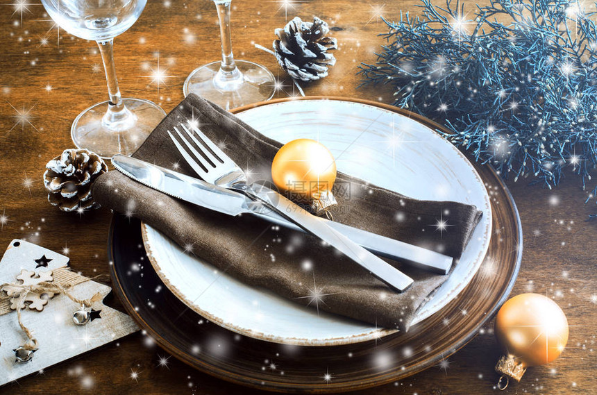 简单的圣诞餐桌位设置在复古或乡村风格的木制背景为圣诞节或新年晚餐设置的节日餐图片
