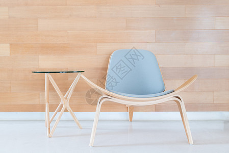 里有木墙的现代椅子和桌子背景图片