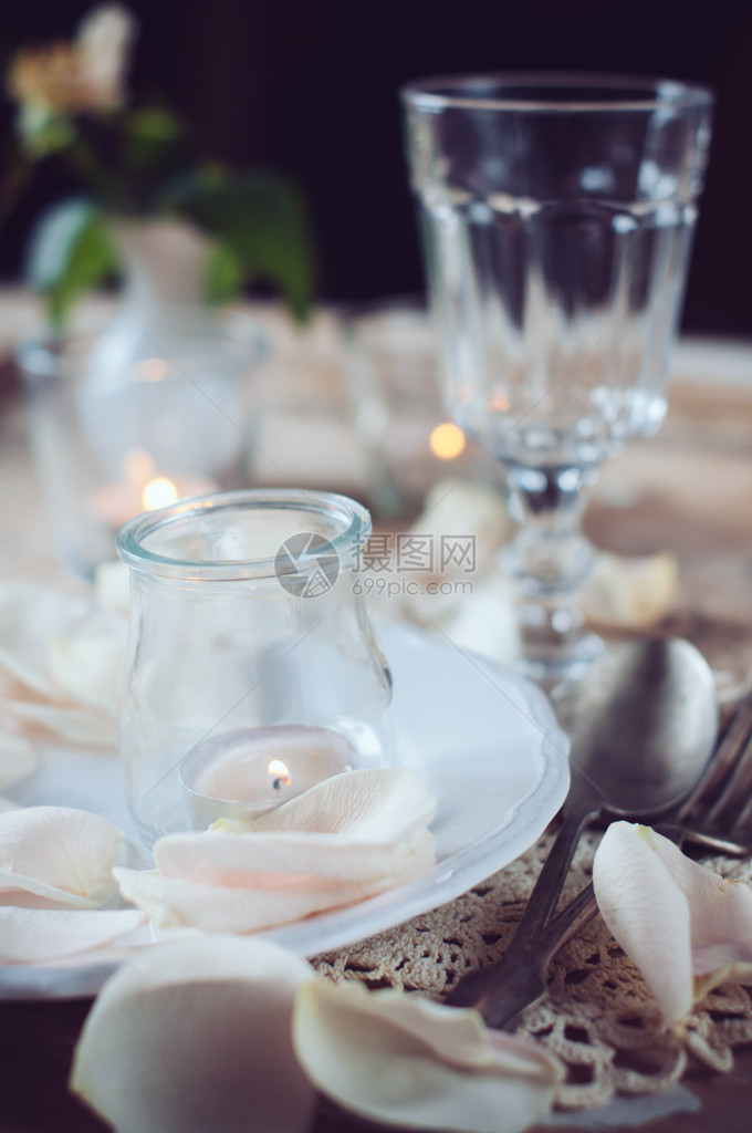 餐桌装饰玫瑰花瓣和蜡烛图片