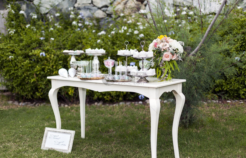 户外草地婚礼甜品桌图片