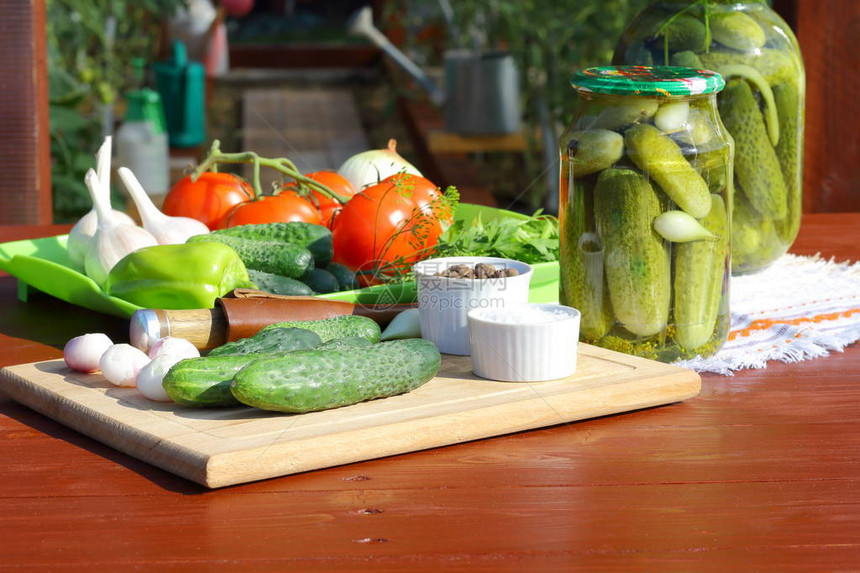 为泡菜准备的新鲜蔬菜躺在温室前面的木制图片