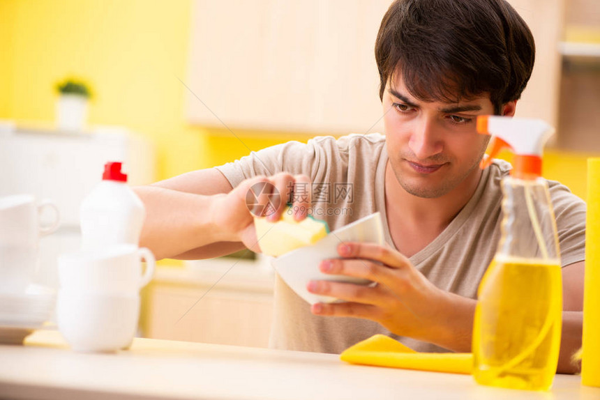 在家洗碗的男人图片