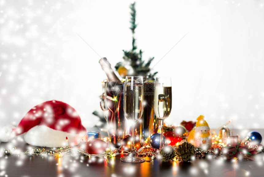 用雪过滤器装饰的香槟和圣诞节图片