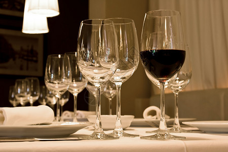 餐桌上摆放的红酒酒杯图片