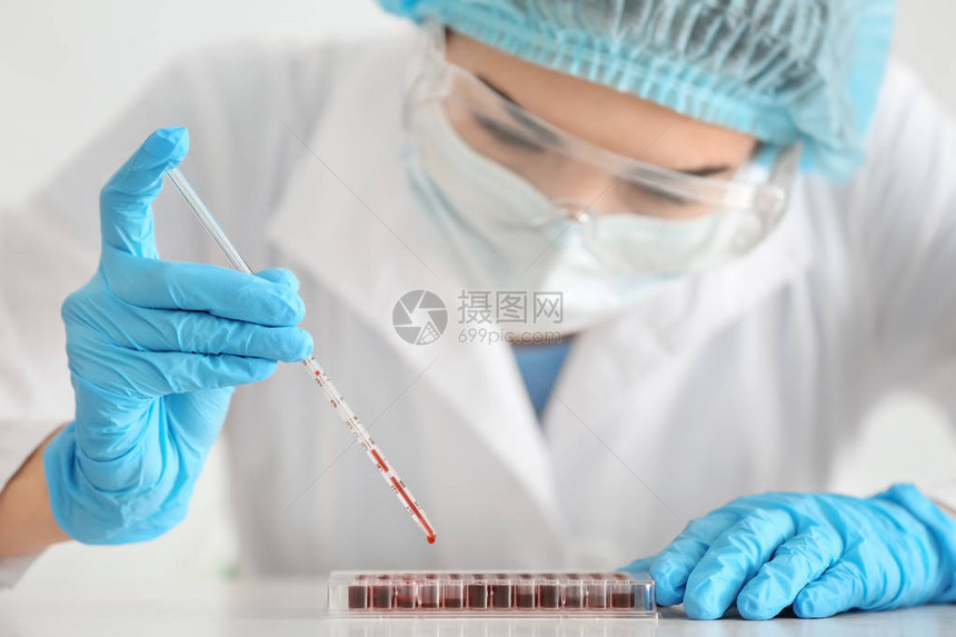 实验室工作人员将血液样本滴入图片